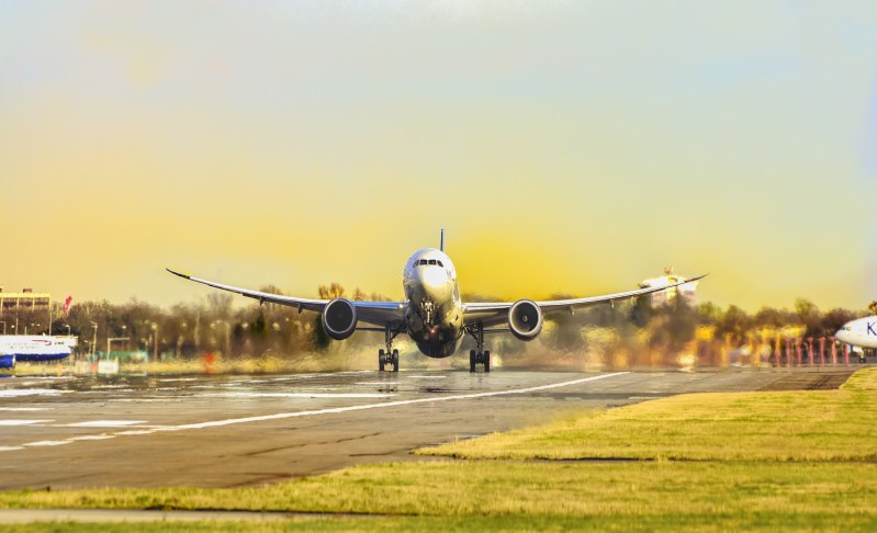 Ritardo aereo: il passeggero non deve dimostrare l’inadempimento